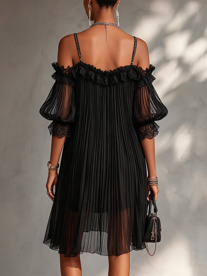 Victoria | Mini vestido negro de muselina con hombros al descubierto y bordes de encaje