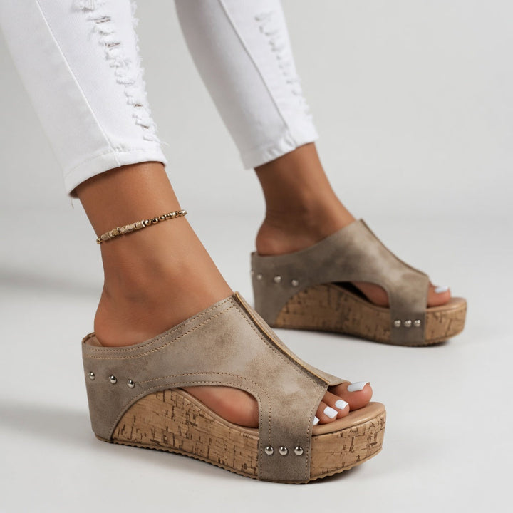Guillemina™ — Mule plataforma de corcho con clavos estilo bohemio