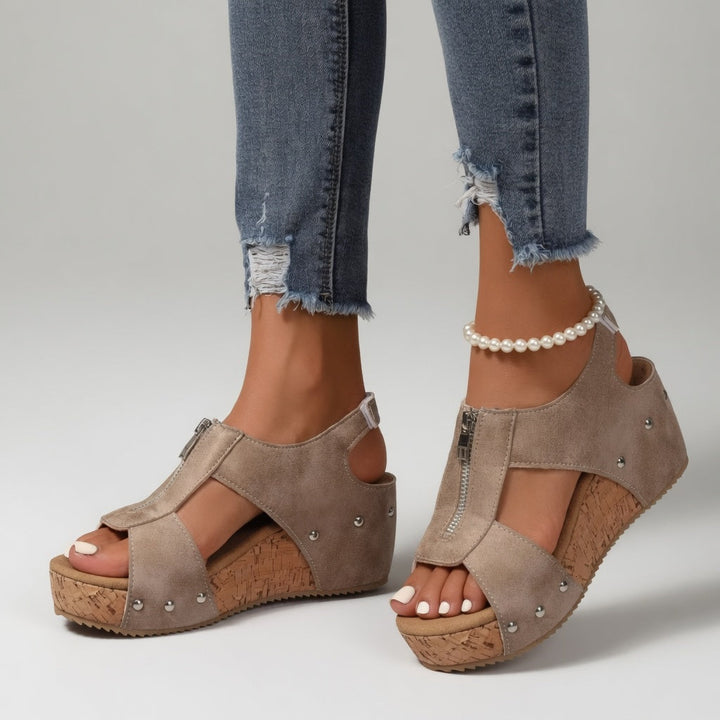 Filomena™ — Sandalia de cuña con remaches estilo bohemio natural