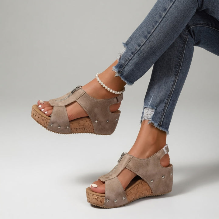 Filomena™ — Sandalia de cuña con remaches estilo bohemio natural