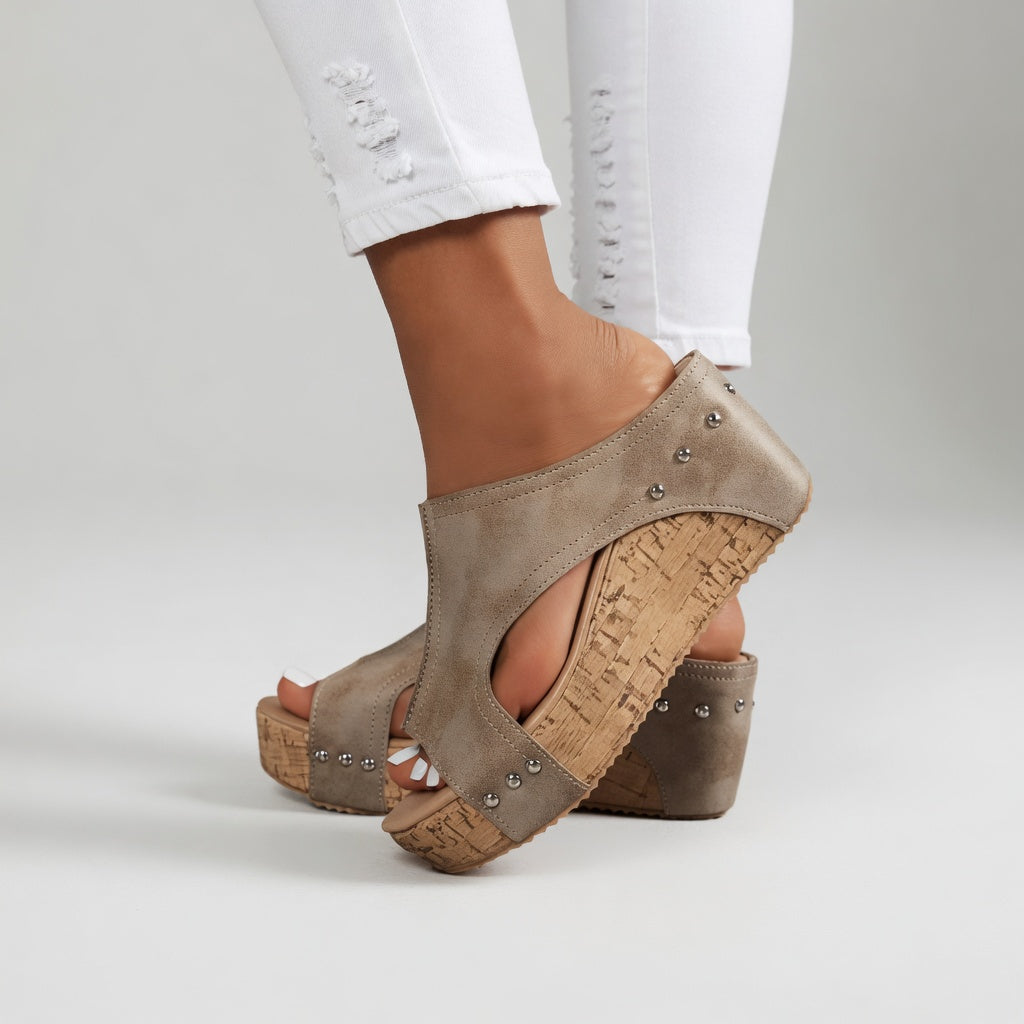 Guillemina™ — Mule plataforma de corcho con clavos estilo bohemio