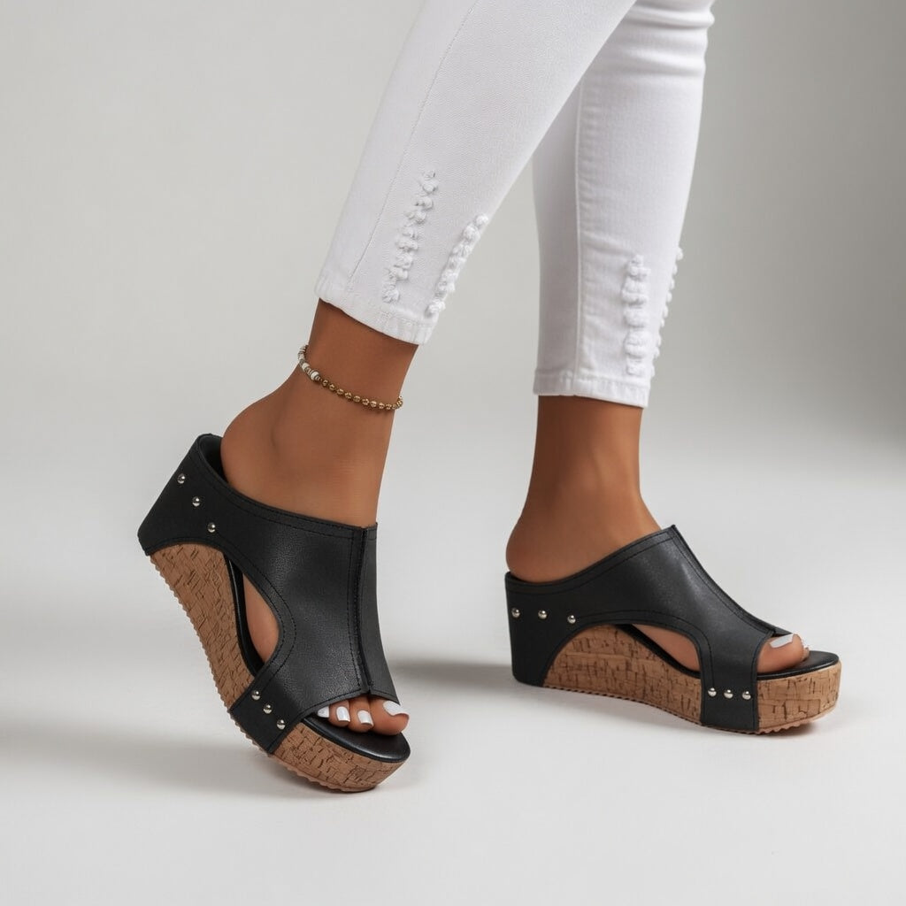 Guillemina™ — Mule plataforma de corcho con clavos estilo bohemio