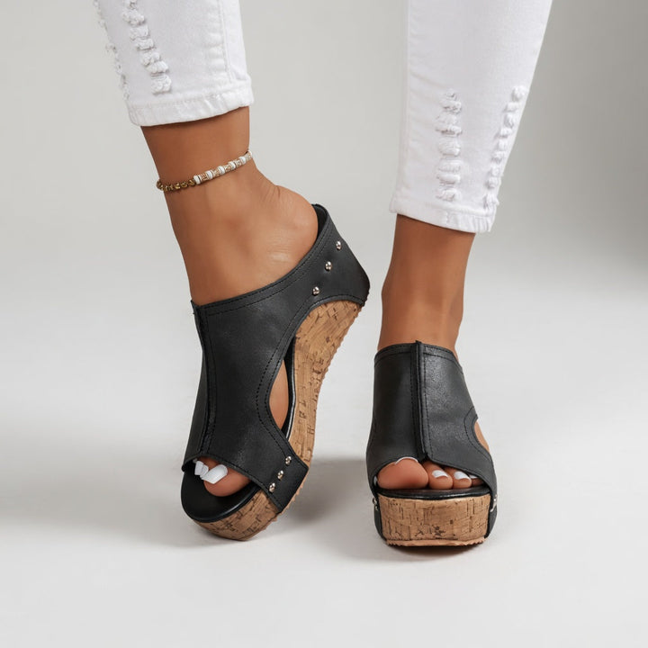 Guillemina™ — Mule plataforma de corcho con clavos estilo bohemio