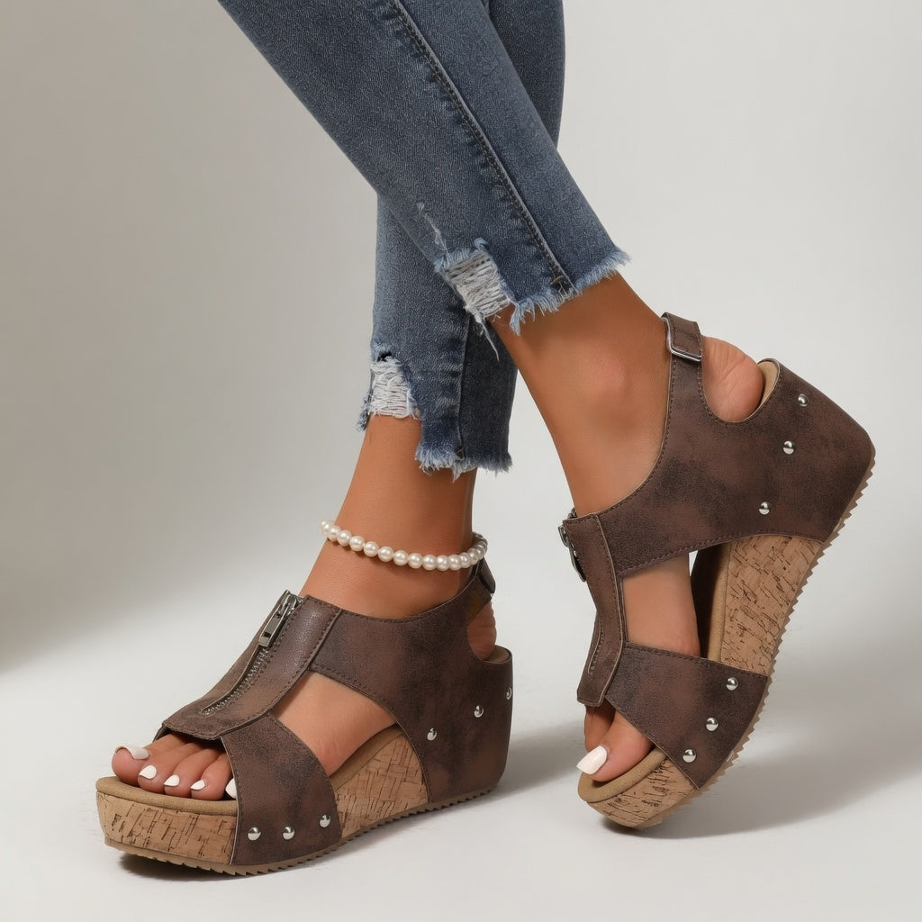 Filomena™ — Sandalia de cuña con remaches estilo bohemio natural