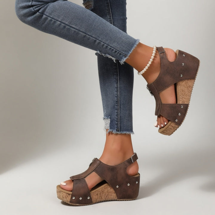 Filomena™ — Sandalia de cuña con remaches estilo bohemio natural