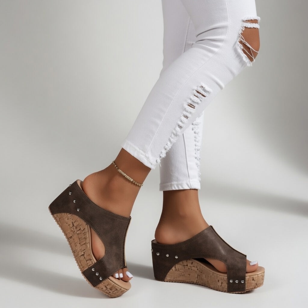 Guillemina™ — Mule plataforma de corcho con clavos estilo bohemio
