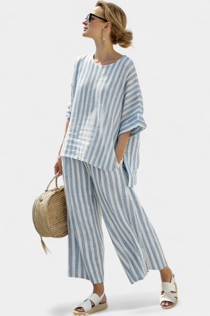 Federica – blusa de lino con rayas azules sofisticadas y pantalones casuales