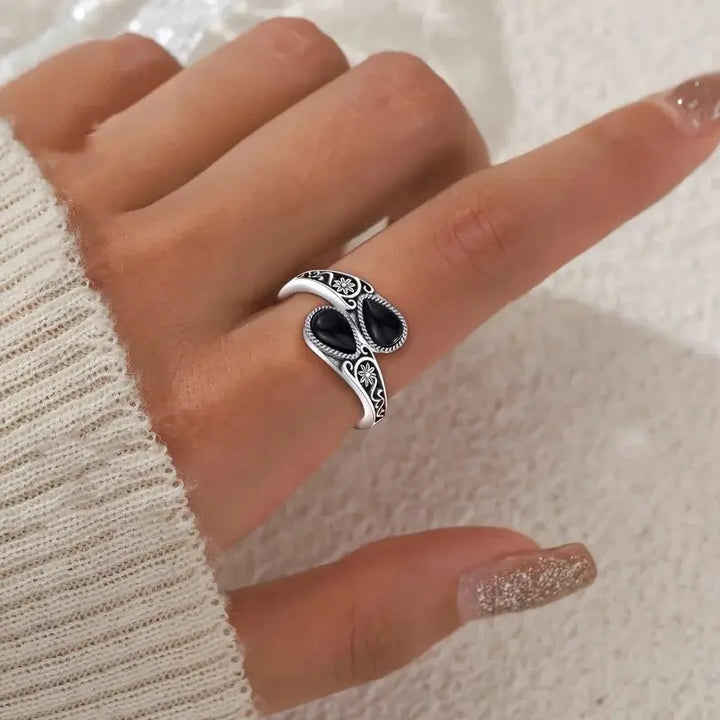 Anillo Elegante con Flor de Piedra Lunar