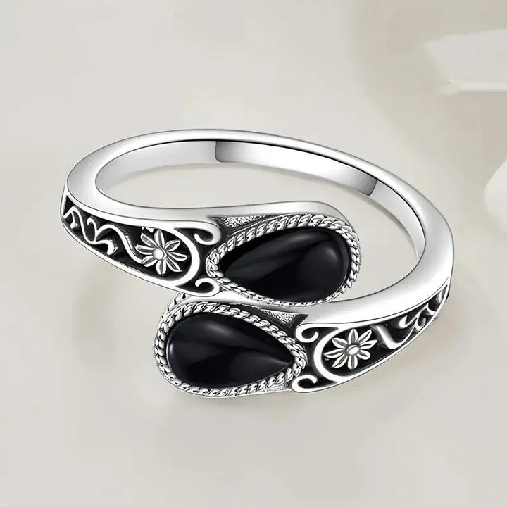 Anillo Elegante con Flor de Piedra Lunar