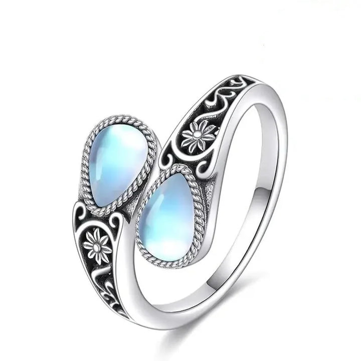 Anillo Elegante con Flor de Piedra Lunar