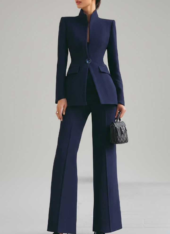 Dominica™ — Traje pantalón azul marino atemporal