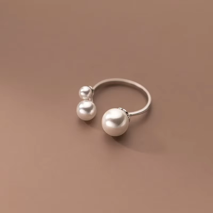 Anillo Elegante con Trío de Perlas