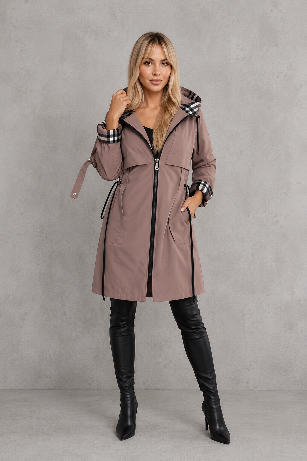 Mabel | Chaqueta Impermeable con Capucha y Detalle de Cuadros