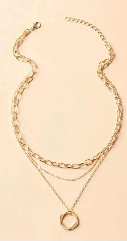 Collar Dorado Superpuesto con Colgante