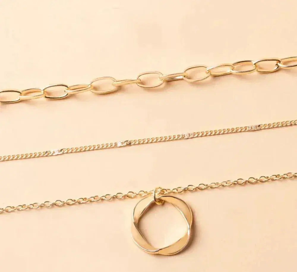 Collar Dorado Superpuesto con Colgante
