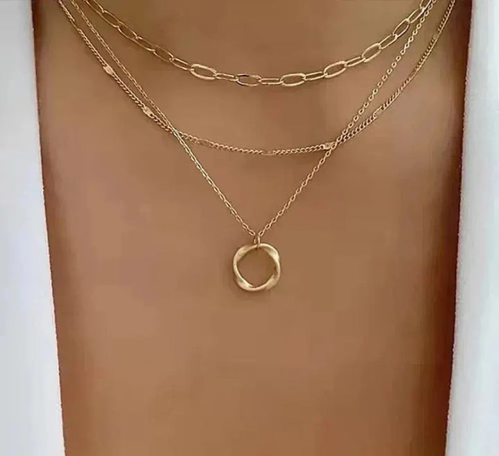 Collar Dorado Superpuesto con Colgante